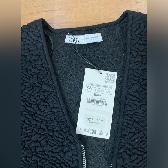 New Zara Oversized Jacquard Knit Vest
Color: Black * Size: S-M - Picture 6 of 7